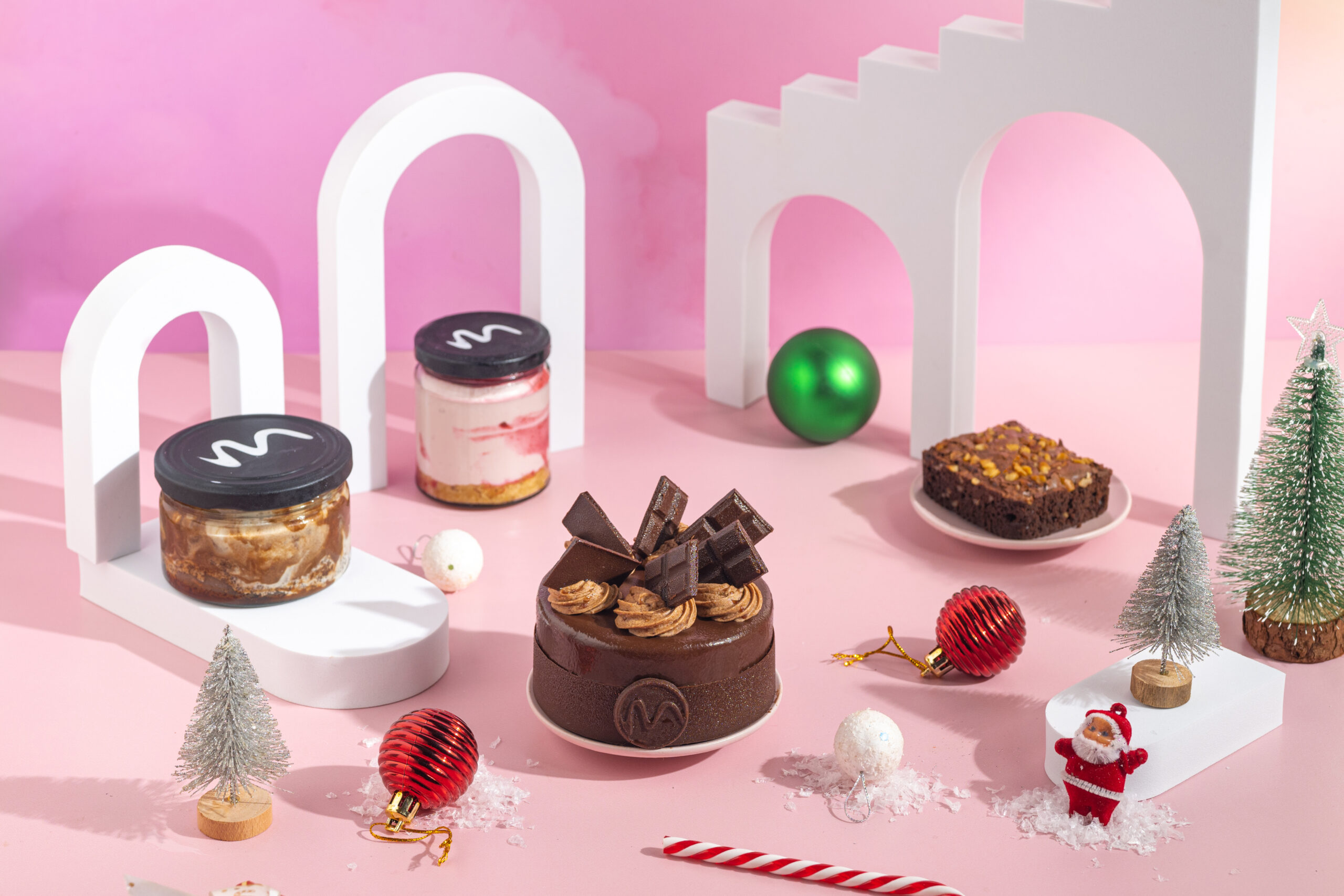 Experience the Festive Extravaganza: Mama Mia’s 10 Must-Try Christmas Cake Flavours!